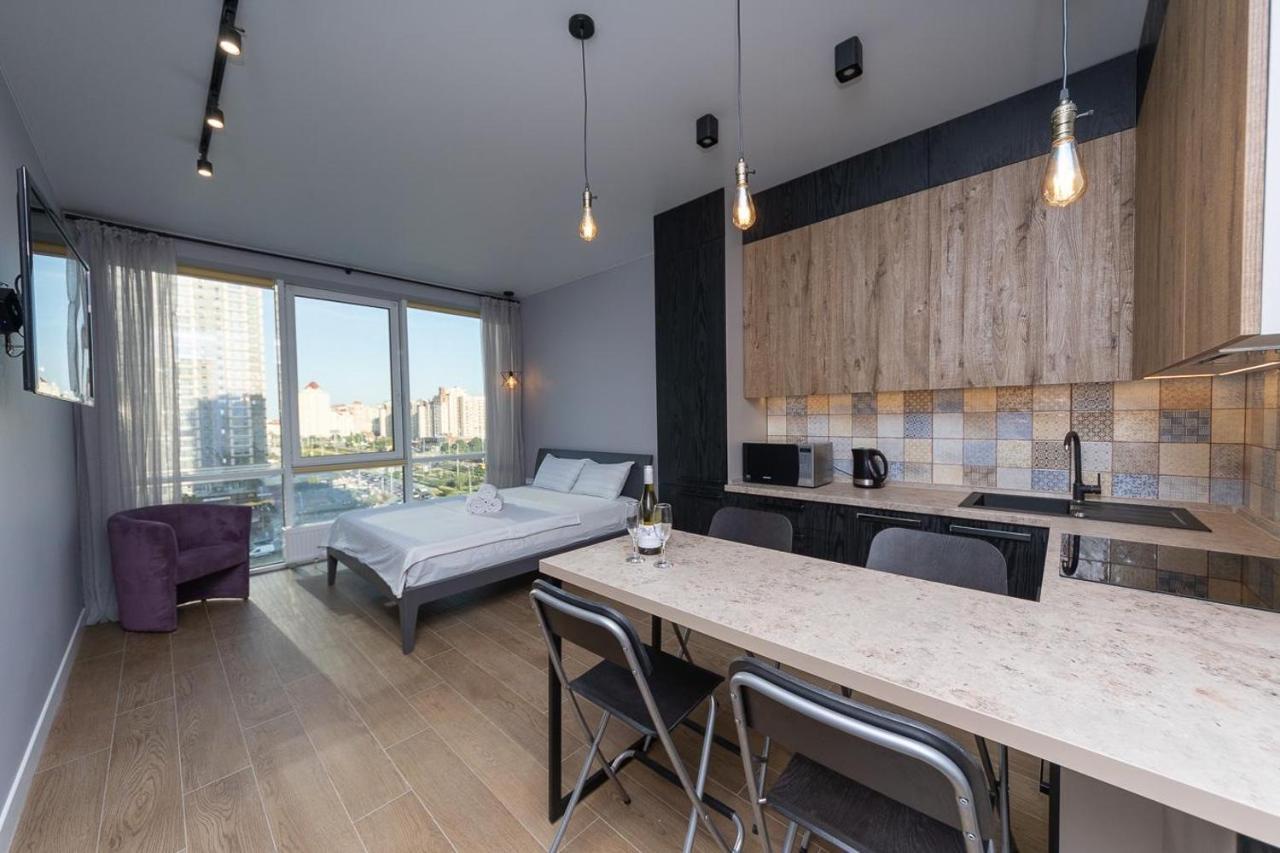 Stylish Panoramic Apartments. Smartplaza. Metro Minskaya Kyiv Exterior photo