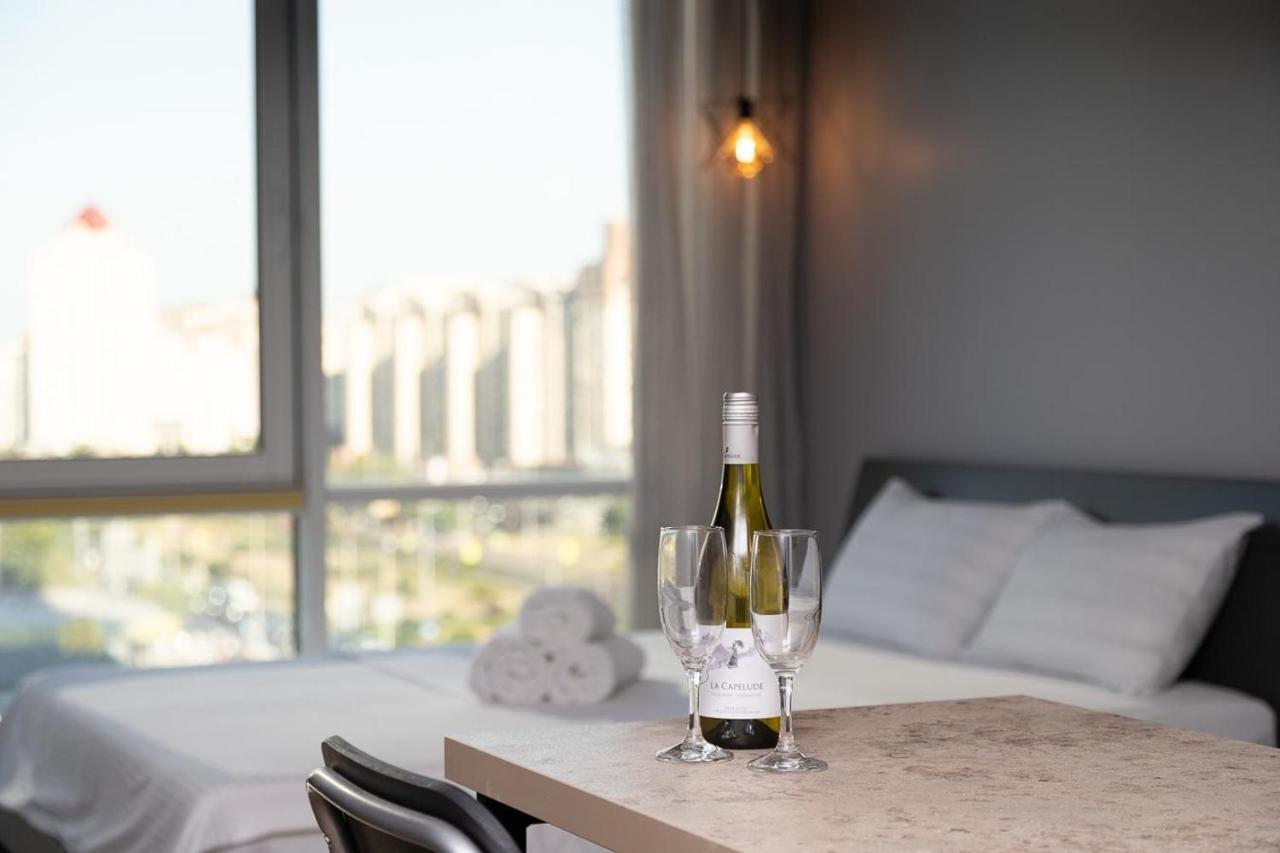 Stylish Panoramic Apartments. Smartplaza. Metro Minskaya Kyiv Exterior photo