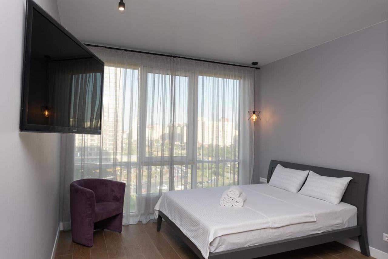Stylish Panoramic Apartments. Smartplaza. Metro Minskaya Kyiv Exterior photo
