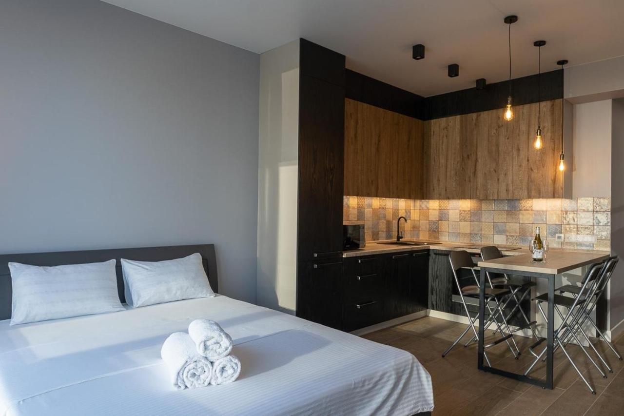 Stylish Panoramic Apartments. Smartplaza. Metro Minskaya Kyiv Exterior photo